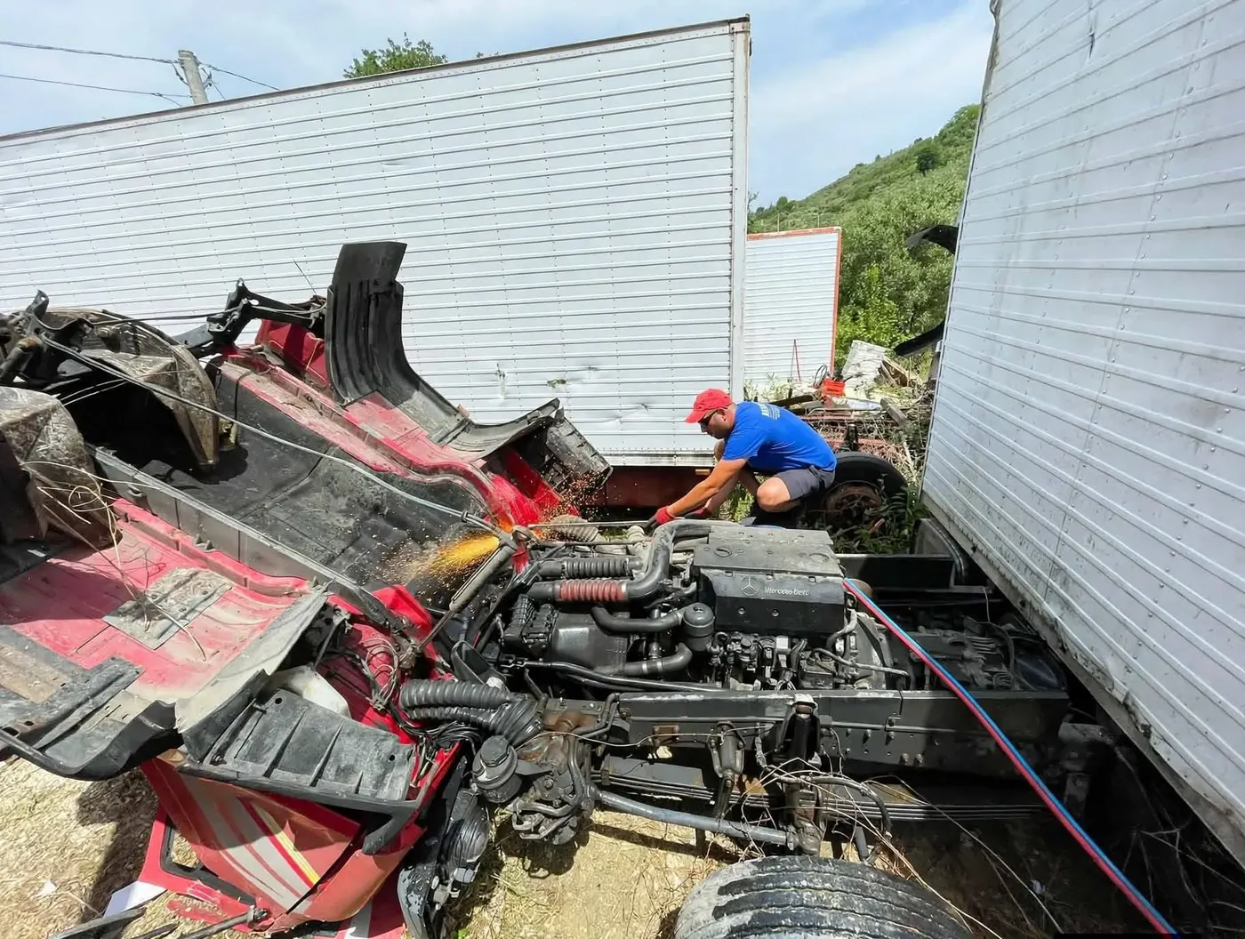 Taglio con il cannello di una cabina di camion da smantellare