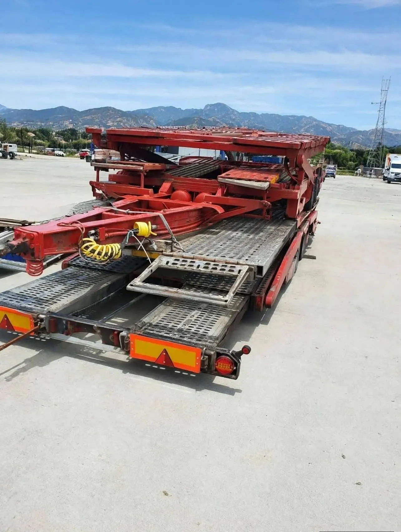 Bisarca rossa in un piazzale