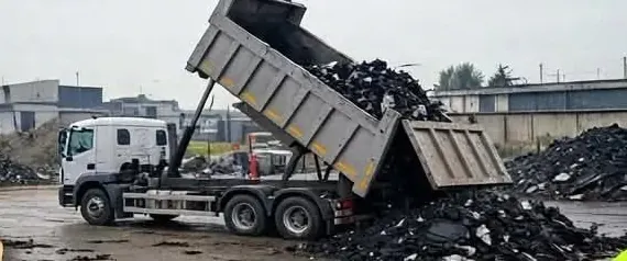 Camion che scarica guaina bituminosa
